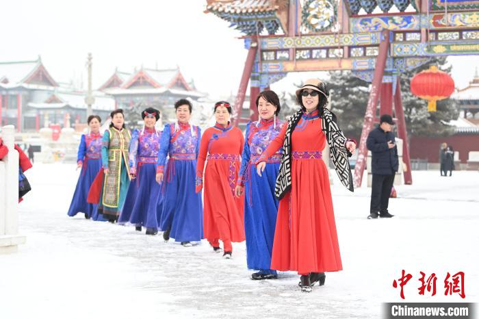 2月13日，老年人在呼和浩特市大召廣場拍照“打卡”?！⑽娜A 攝
