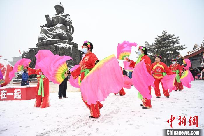 2月13日，秧歌隊在呼和浩特市大召廣場雪中起舞?！⑽娜A 攝