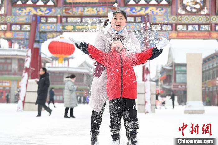2月13日，家長與小朋友在呼和浩特市大召廣場享雪趣?！⑽娜A 攝