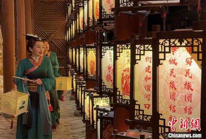 圖為游客身著古裝逛燈會(huì)?！堈裣?攝