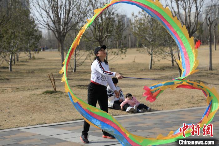 市民在公園里上演彩綢舞?！∴囆?qiáng) 攝