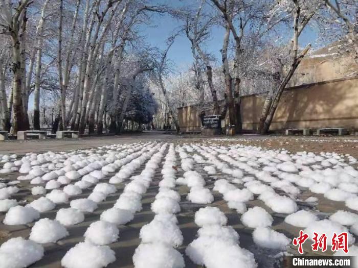 圖為春雪過后的莫高窟美不勝收?！≈鼙笕?攝