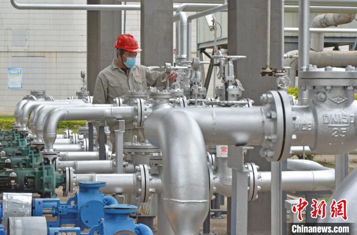 工人在查看設(shè)備儀表。　林弘梫 攝