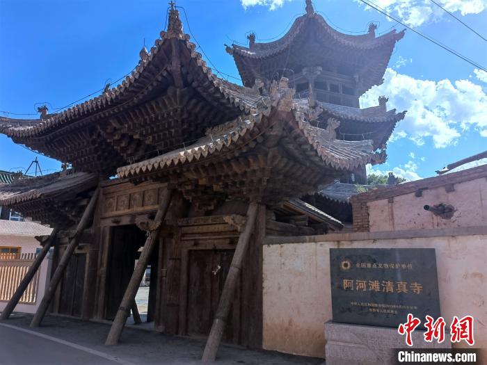 圖為集漢、藏、伊斯蘭風(fēng)格于一體的700年歷史的全國重點(diǎn)保護(hù)文物——阿河灘清真寺?！埡ｖ?攝