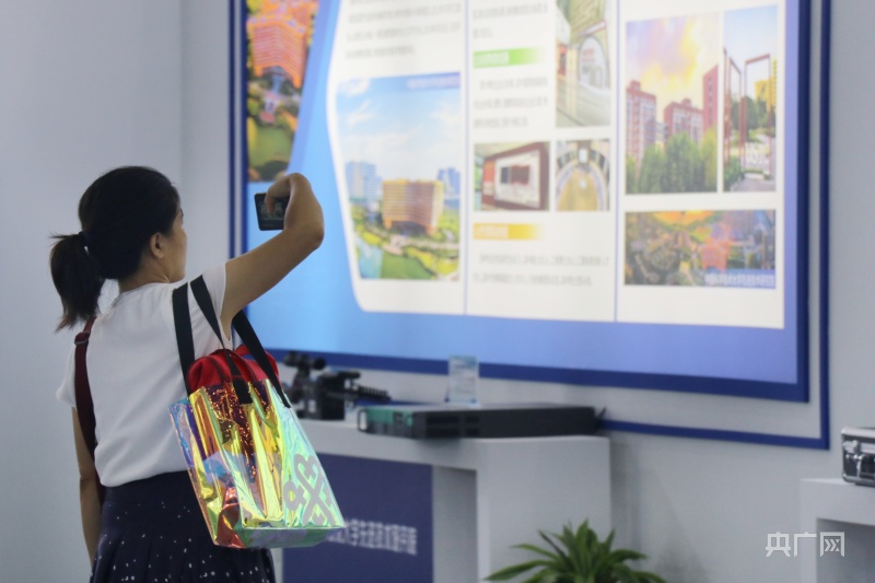 市民認(rèn)真觀展，拍攝展板上的說(shuō)明內(nèi)容(央廣網(wǎng)記者 趙家慧 攝)