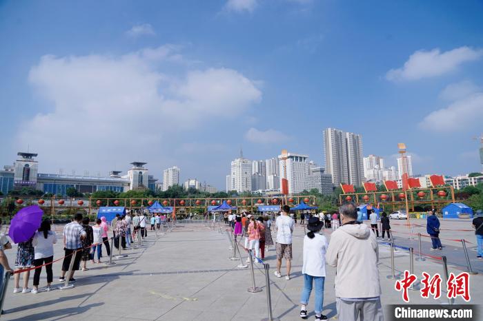 資料圖為居民有序排隊進行核酸檢測?！●R銘言 攝