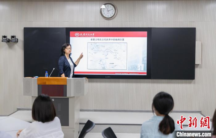 天津師范大學(xué)跨文化與世界文學(xué)研究院院長、教授郝嵐正在為同學(xué)們上課?！⊥踉谟?攝
