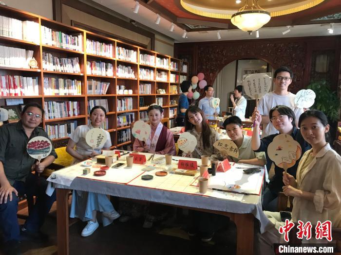 9月14日，“月動(dòng)臨秋扇”中華傳統(tǒng)文化沉浸式體驗(yàn)活動(dòng)在北京紀(jì)曉嵐故居舉辦。陳建新 攝 陳建新 攝