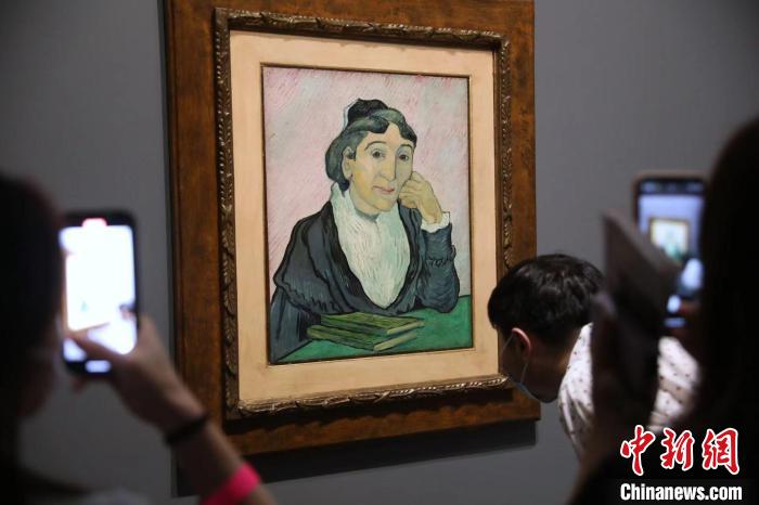 觀眾欣賞梵高畫作《阿爾勒婦女(吉努夫人肖像)》?！埡鄠?攝