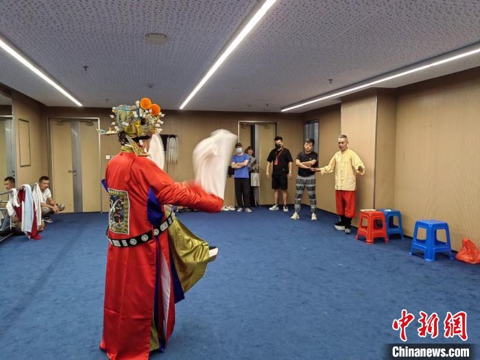 “天下第一團(tuán)”正在進(jìn)行練習(xí)?！±ド绞形捏w廣電和旅游局供圖