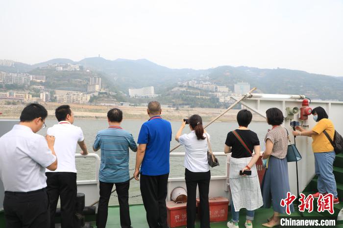 重慶市政協(xié)“同心聚力巴渝行”主題采訪團(tuán)15日走進(jìn)奉節(jié)，了解當(dāng)?shù)卣f(xié)委員護(hù)江成效?！×簹J卿 攝