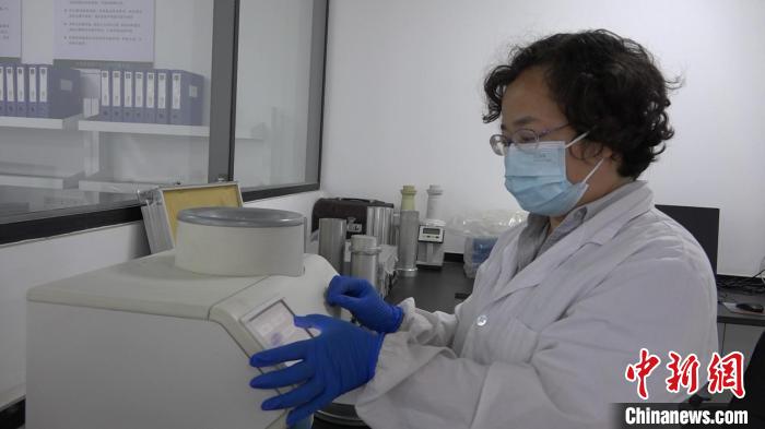 檢驗員對樣品進行檢測?！⊥趸萘?攝