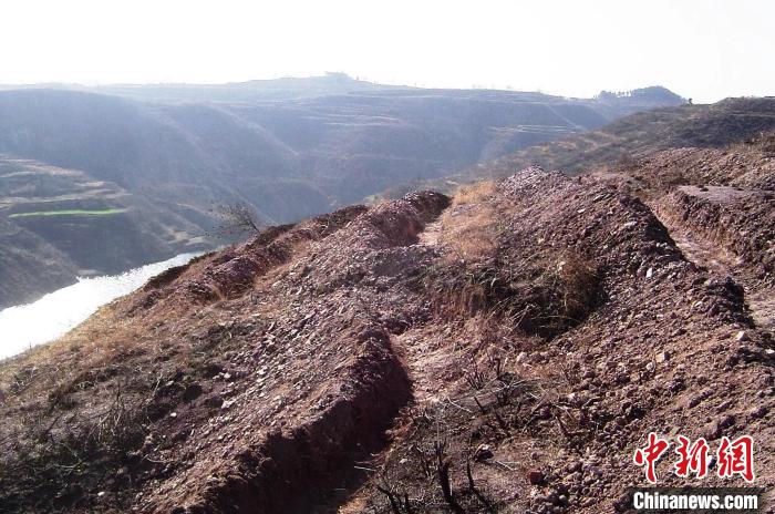 圖為荒坡原貌?！●T華 攝