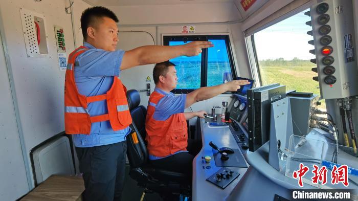 為確保首趟班列安全正點(diǎn)開行，東營(yíng)鐵路運(yùn)輸分處認(rèn)真做好班列開行的各項(xiàng)準(zhǔn)備工作?！≈需F三局運(yùn)輸工程分公司供圖