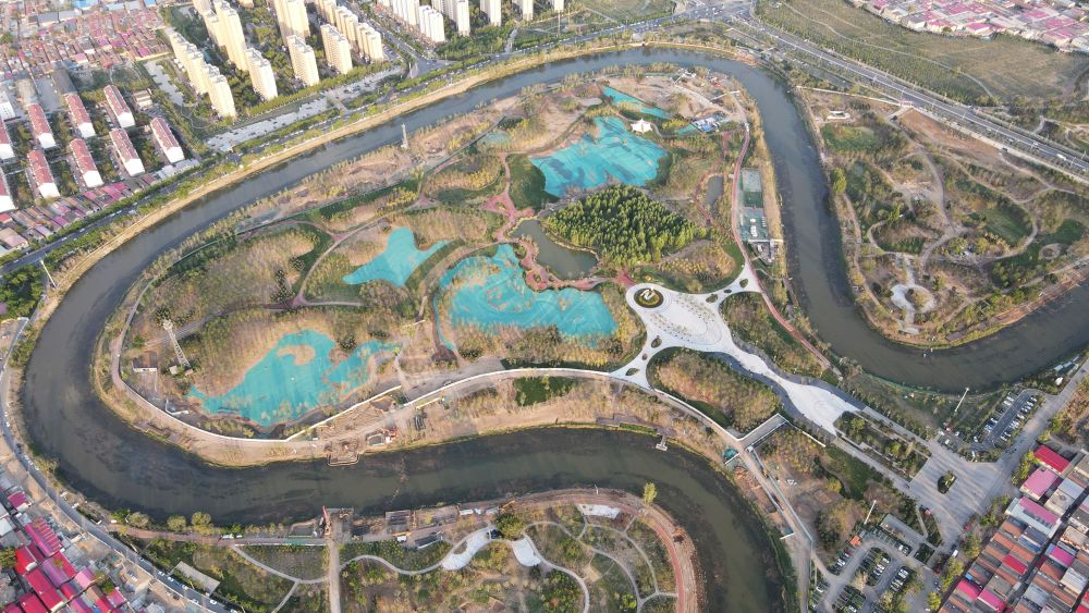 　圖為4月30日拍攝的河北滄州市區(qū)的大運河“Ω”形河道。新華社發(fā)(傅新春 攝)