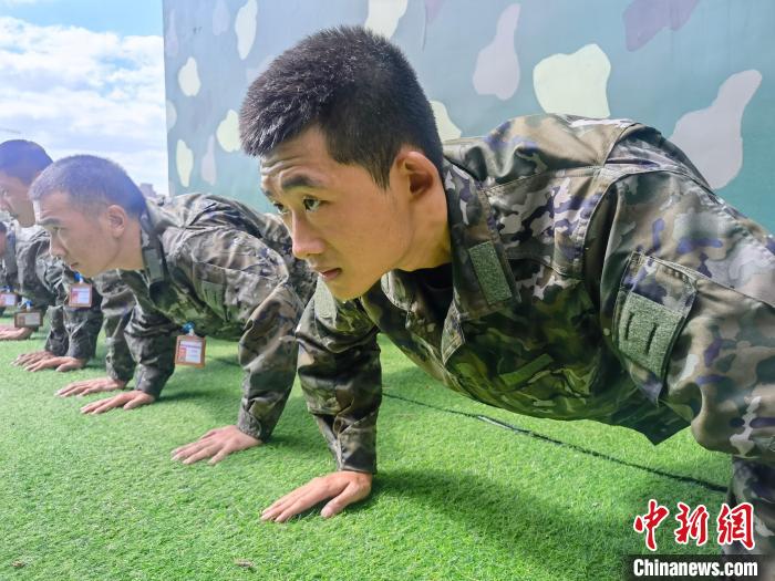 尤云龍正在和戰(zhàn)友進行體能訓(xùn)練?！×志杆?攝