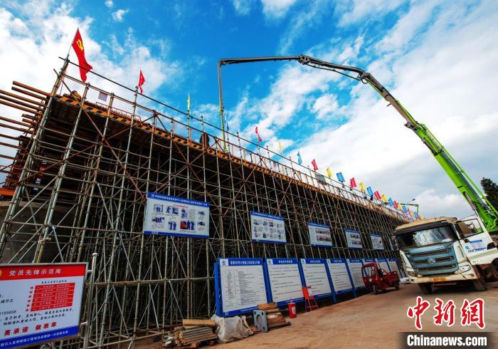 圖為渝昆高鐵云南段境內首座大橋連續(xù)梁混凝土澆筑施工現(xiàn)場。　何呂鵬 攝