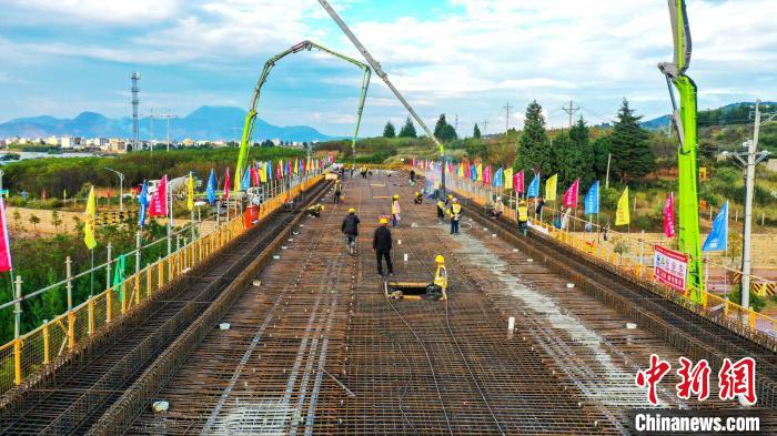 圖為渝昆高鐵云南段境內首座大橋連續(xù)梁混凝土澆筑施工現(xiàn)場?！⑽馁F 攝