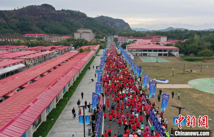 2022年龍虎山半程馬拉松鳴槍開跑?！⒅剧?攝