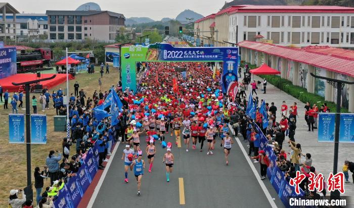 2022年龍虎山半程馬拉松鳴槍開跑?！⒅剧?攝