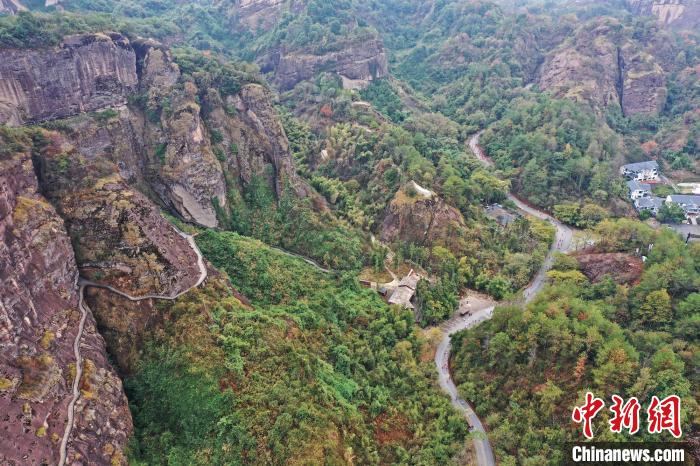 2022年龍虎山半程馬拉松鳴槍開跑?！⒅剧?攝