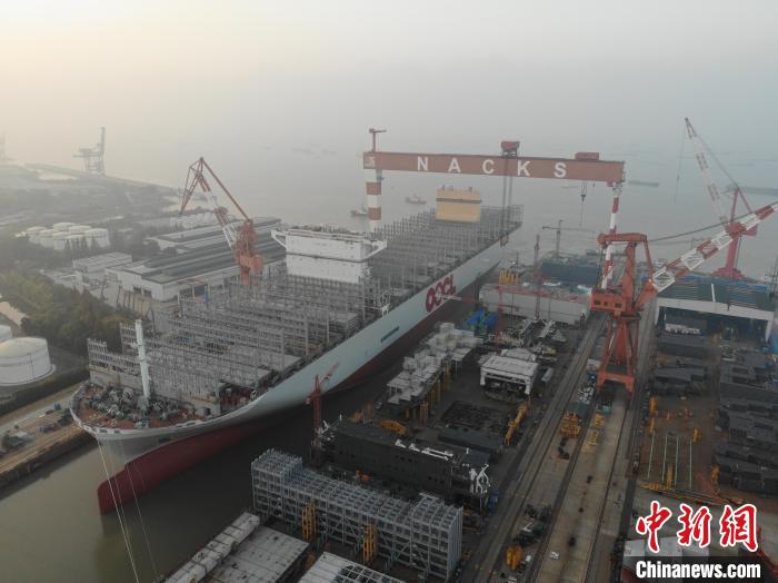 15日，全球綠色環(huán)保型集裝箱船“巨無霸”從江蘇出塢?！∧贤êＪ戮止﹫D