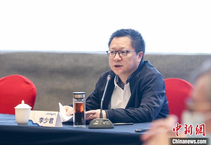 《詩刊》社主編李少君發(fā)言?！∠计挚h融媒體中心 供圖