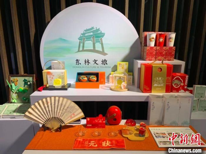 發(fā)展論壇現(xiàn)場(chǎng)展出的無(wú)錫城市文創(chuàng)作品?！O權(quán) 攝