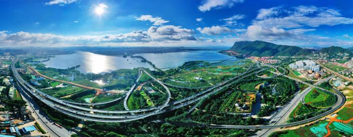 俯瞰昆明滇池沿岸。