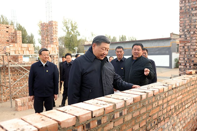 2023年11月10日，習(xí)近平總書記在河北保定涿州市刁窩鎮(zhèn)萬(wàn)全莊村房屋重建施工現(xiàn)場(chǎng)考察。