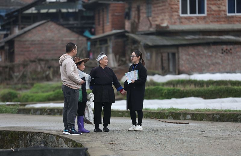 2022年3月24日，在廣西柳州市三江侗族自治縣良口鄉(xiāng)南寨村，紀(jì)檢監(jiān)察干部(右一、左一)在了解惠農(nóng)政策落實(shí)情況。