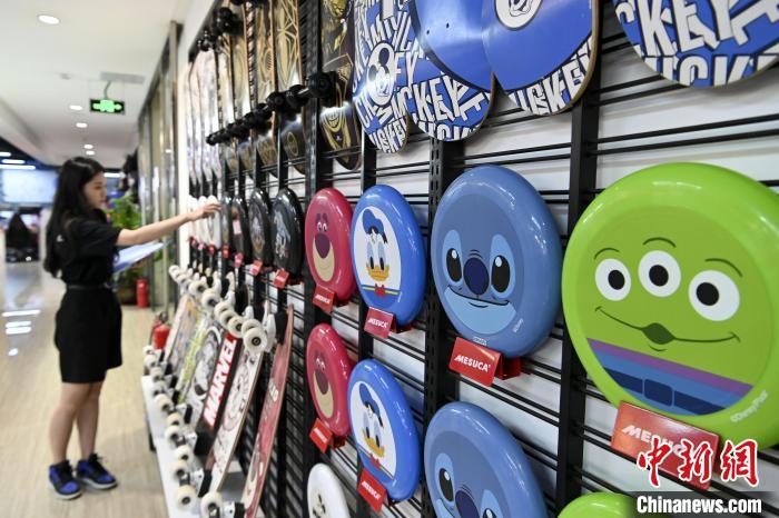 葉偉倫的體育用品公司推出了一系列IP授權(quán)款?！￡愺K旻　攝