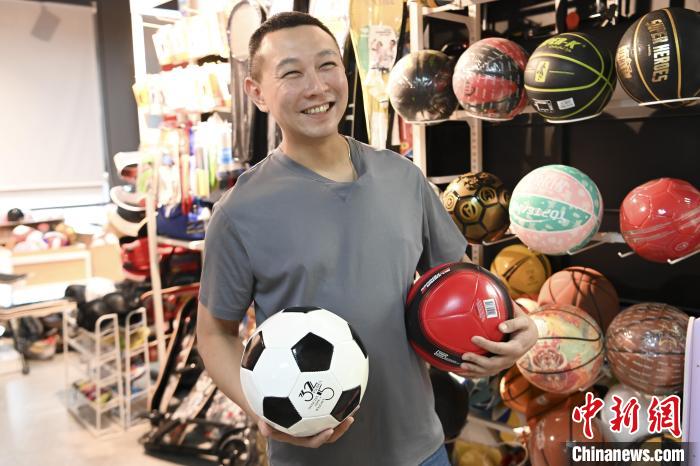 葉偉倫講述葉家在內(nèi)地的發(fā)展史，其中足球是他們家引以為傲的一個產(chǎn)品?！￡愺K旻 攝