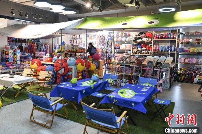 葉偉倫的體育用品公司推出了一系列產(chǎn)品?！￡愺K旻 攝