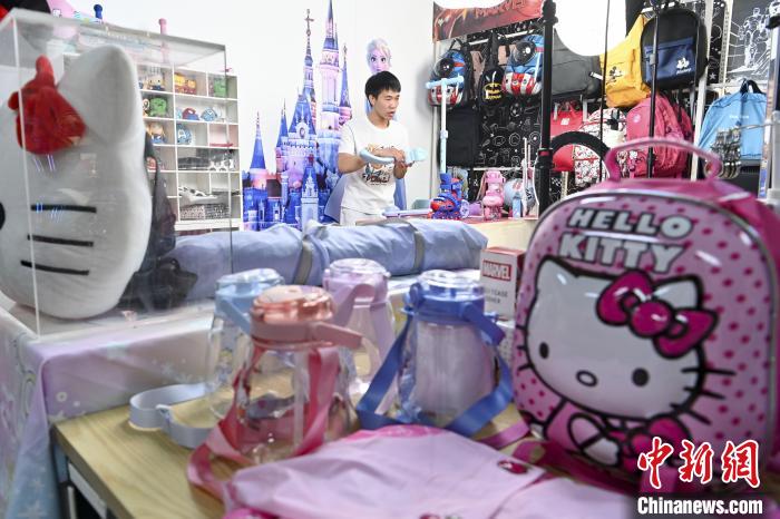 葉偉倫公司員工通過網(wǎng)絡(luò)直播方式銷售產(chǎn)品。　陳驥旻 攝