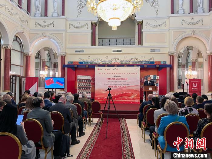 “今日中國”回顧與展望暨“閱讀中國”節(jié)目開播儀式活動(dòng)現(xiàn)場?！√锉?攝