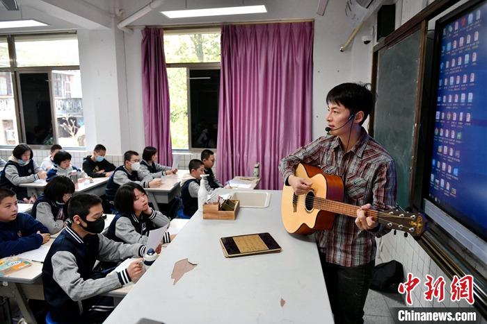 圖為3月16日，張家豪在福建福州延安中學(xué)教學(xué)。 <a target='_blank' href='/'><p  align=