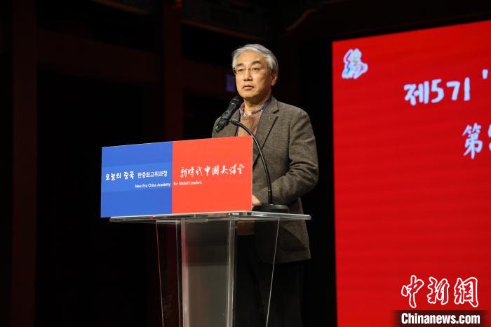 韓國前國務(wù)調(diào)整室長李錫駿致辭?！≈袊v韓國大使館供圖