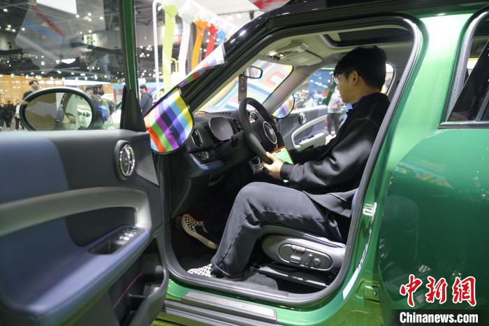 圖為觀眾在展會試駕車輛?！⑿?攝