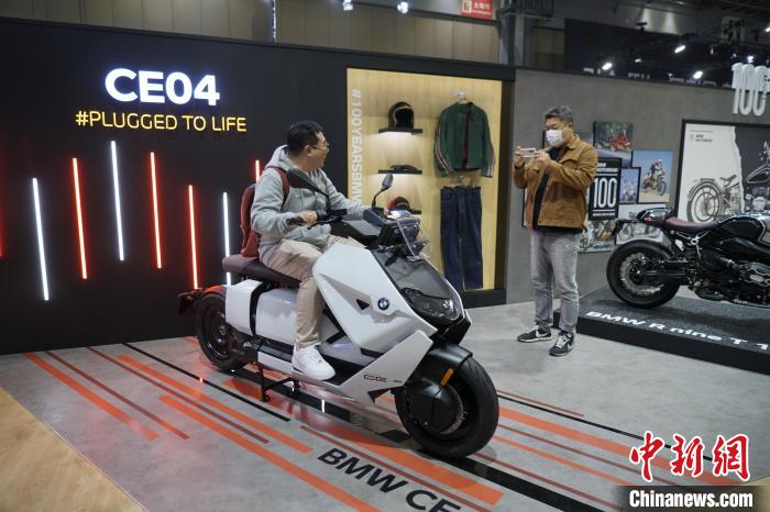 圖為觀眾在展會試駕車輛?！⑿?攝