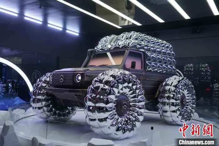 圖為梅賽德斯-奔馳和時尚品牌盟可睞(Moncler)共同設(shè)計的“Project MONDO G”?！⑿?攝