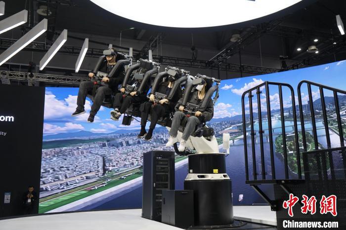 圖為觀眾在展會模擬體驗未來城市空中移動出行方式?！⑿?攝