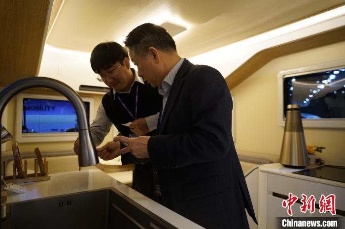 圖為參展商向觀眾介紹房車內(nèi)部設(shè)計?！⑿?攝