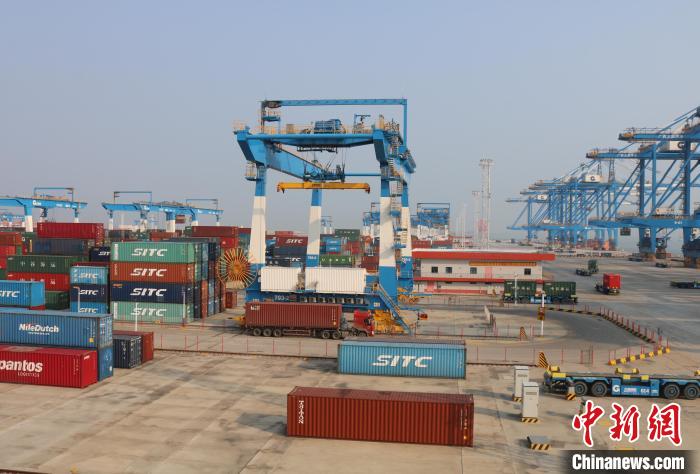 北部灣港欽州自動化集裝箱碼頭?！￡惽锵?攝
