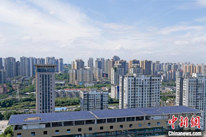 圖為輝騰能源在重慶市九龍坡區(qū)留學生創(chuàng)業(yè)園屋頂建設的光伏發(fā)電示范項目。　受訪企業(yè)供圖