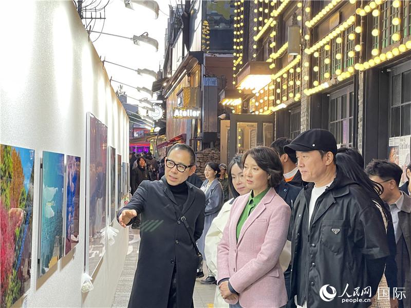 韓國中小風(fēng)險企業(yè)部長官李永參觀梨泰院街頭藝術(shù)展。實習(xí)生 許鵬飛攝