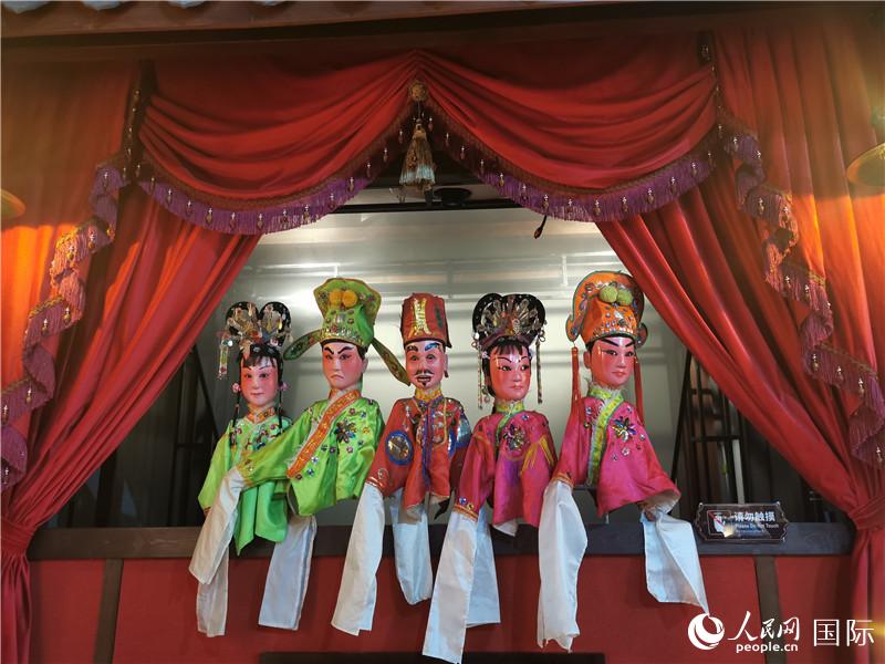 3D公仔戲臺(tái)。人民網(wǎng)記者 符園園攝