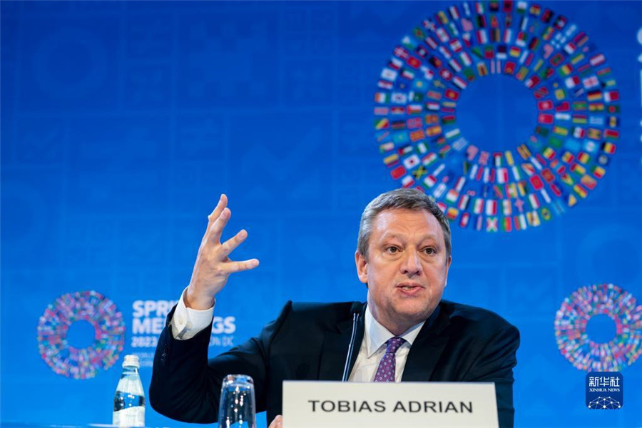 4月11日，在美國華盛頓，IMF貨幣與資本市場部主任托比亞斯·阿德里安出席記者會。新華社記者 劉杰 攝