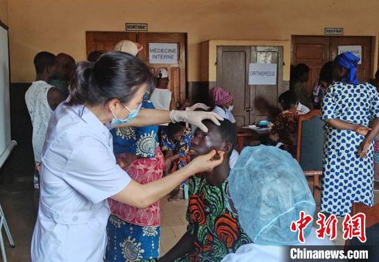 義診現(xiàn)場?！≈袊?寧夏)第26批援貝寧醫(yī)療隊 供圖
