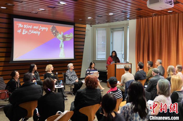 4月11日，紐約市立大學(xué)麥考利榮譽(yù)學(xué)院院長(zhǎng)達(dá)拉·伯恩主持劉士銘雕塑作品《想飛的人》收藏揭幕儀式?！⑹裤懰囆g(shù)基金會(huì) 供圖